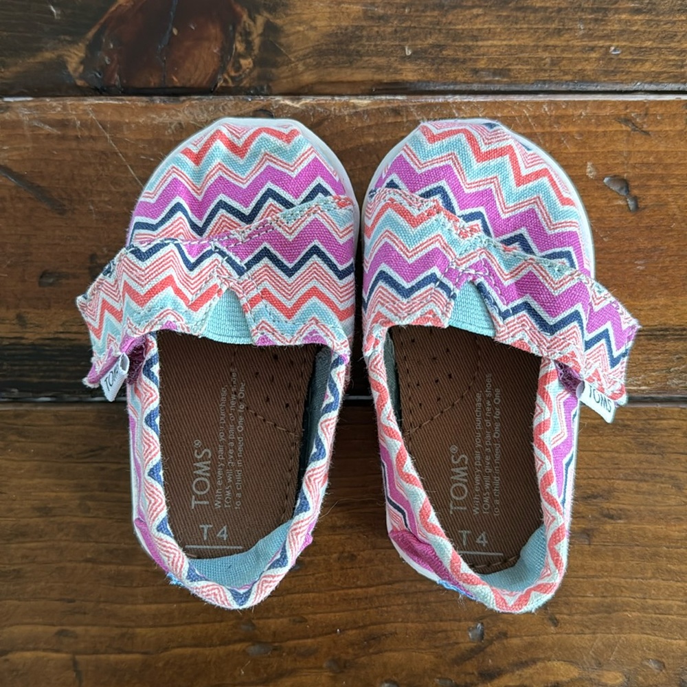 Tom’s girls shoes size 4